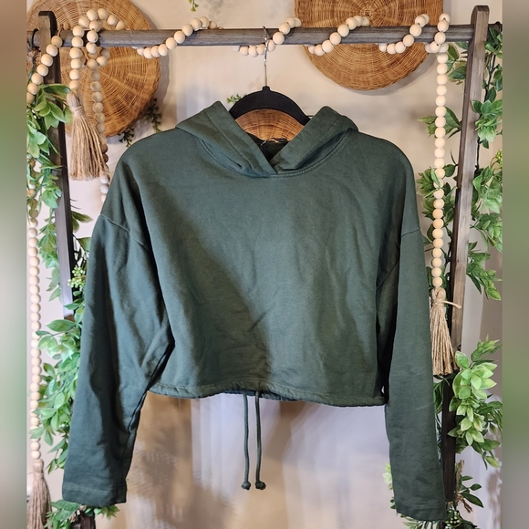 Zara - (M) Hooded Crop Sweater - Picture 1 of 6